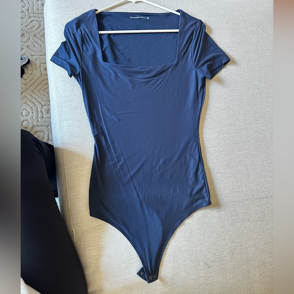 Abercrombie & Fitch Soft Matte Seamless Short-Sleeve Squareneck Bodysuit - MT